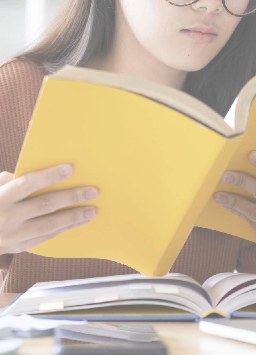 책상에 앉아 공부하는 학생의 사진