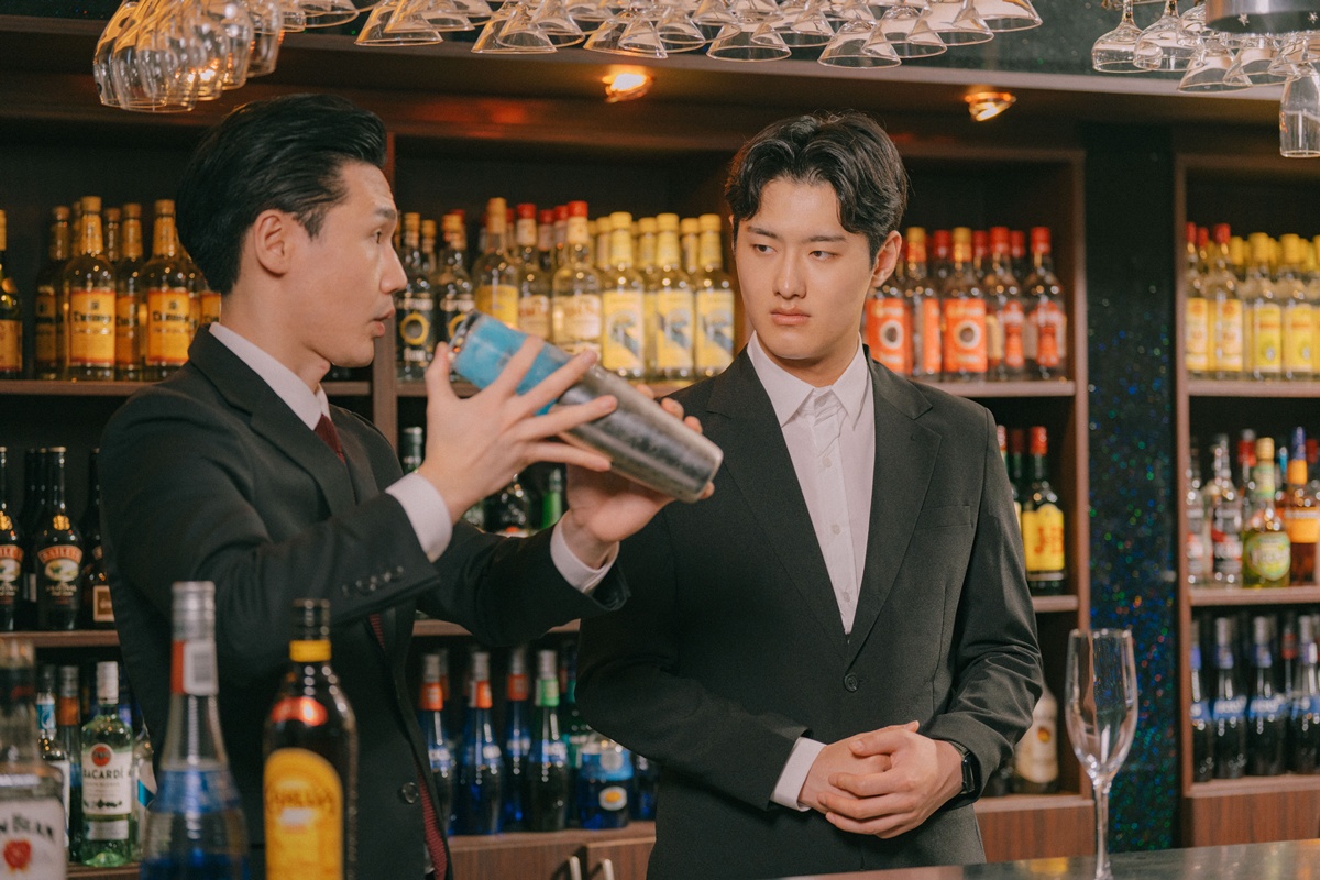 교수님께 칵테일 제조 실습을 하고 있는 사진